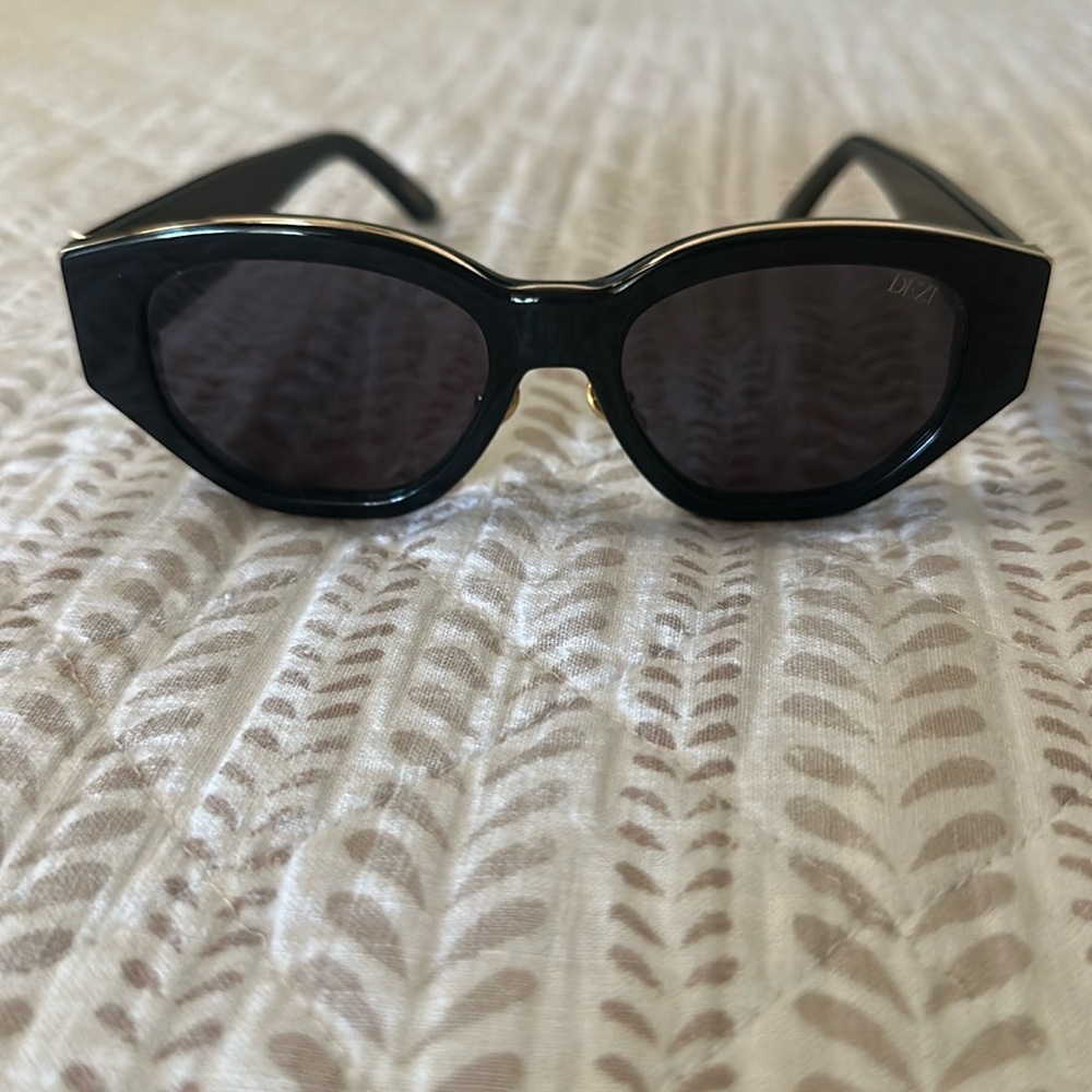 DEZI Black Sunglasses